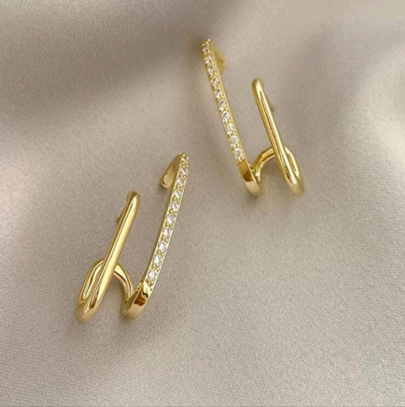 NEW!! 18k Gold Plated Minimalist Diamomd Double Bars Stud Earrings - Picture 4 of 4